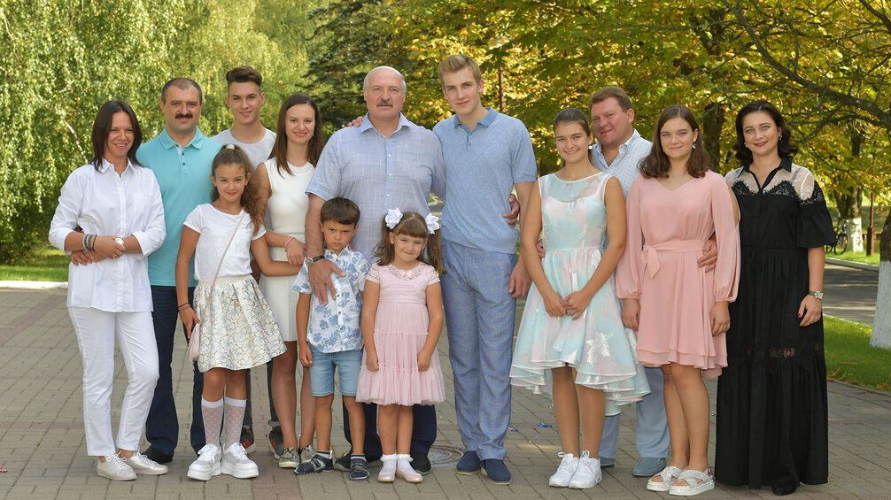 Rodina diktátora Lukašenka dál jezdí za luxusem do Evropy, papírově na to nemá